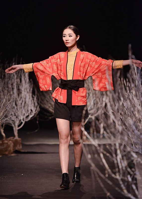 Hoa hau Ngoc Han ra mat BST lay cam hung tu kimono-Hinh-4